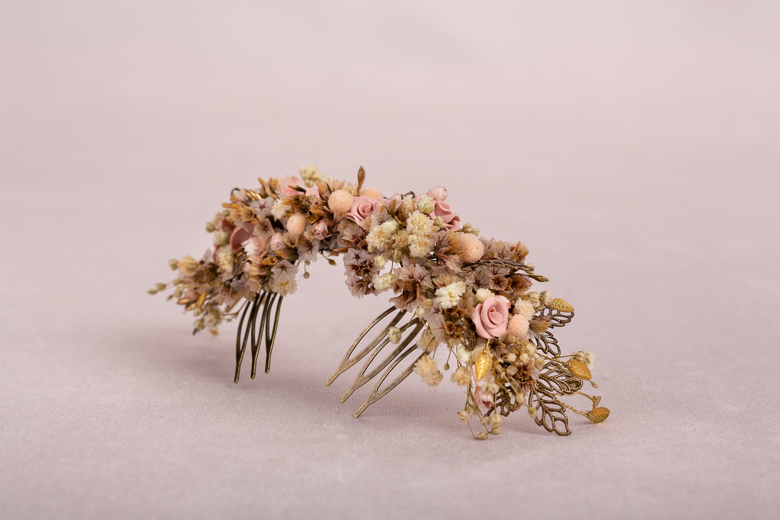 toucado-noiva-rosa-velho-formato-presilha-flores-preservadas-porcelana-fria